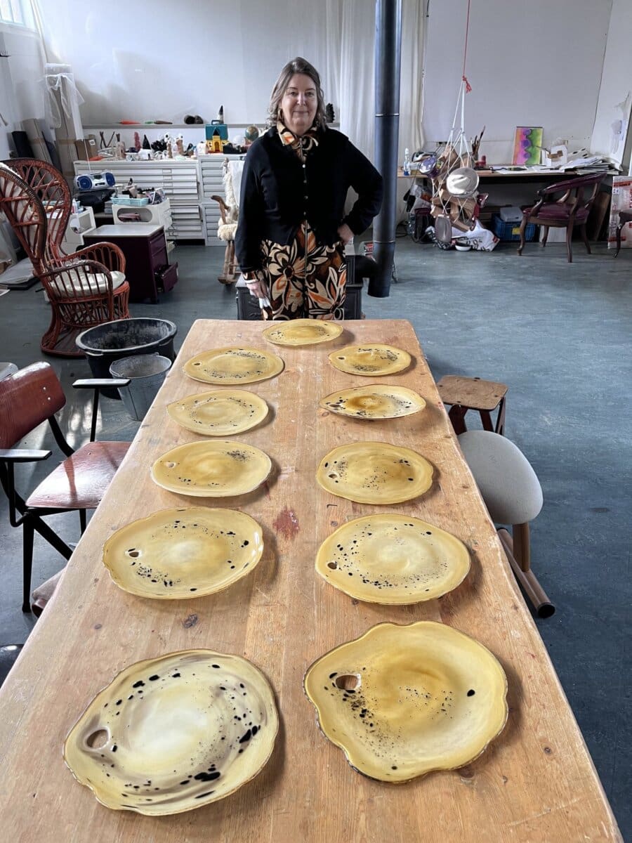 Maria Roosen in haar studio met de eerste reeks Pannenkoeken (2022)